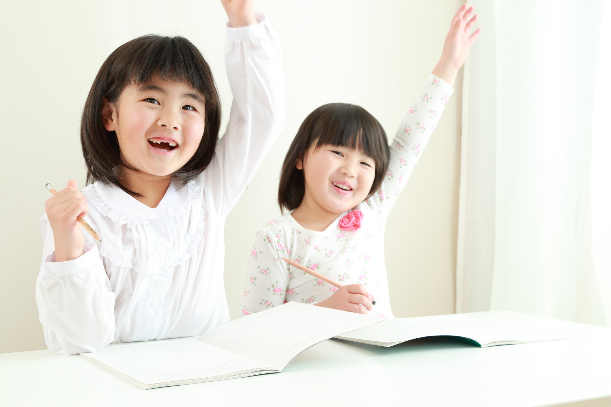 明るい色の教室で、講師も生徒も〈楽しく〉学習！の写真